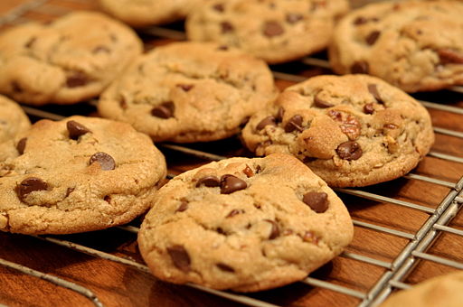 512px-Chocolate_Chip_Cookies_-_kimberlykv